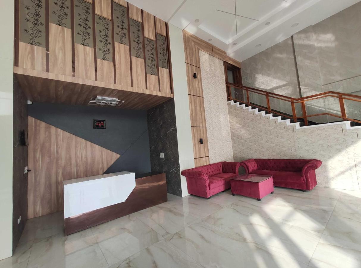 Oyo 92169 Apple Leaf Banquet & Hotel Alīgarh 外观 照片