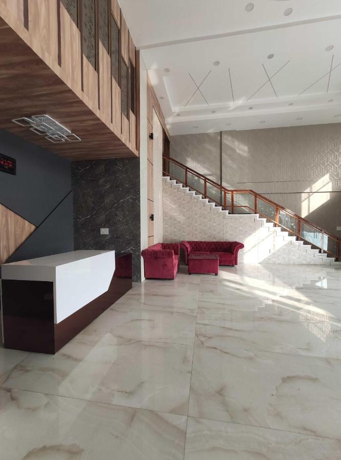 Oyo 92169 Apple Leaf Banquet & Hotel Alīgarh 外观 照片