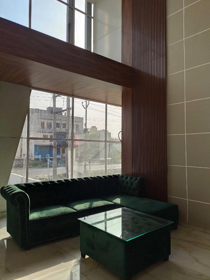 Oyo 92169 Apple Leaf Banquet & Hotel Alīgarh 外观 照片