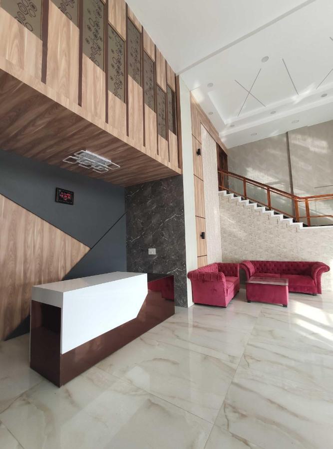 Oyo 92169 Apple Leaf Banquet & Hotel Alīgarh 外观 照片