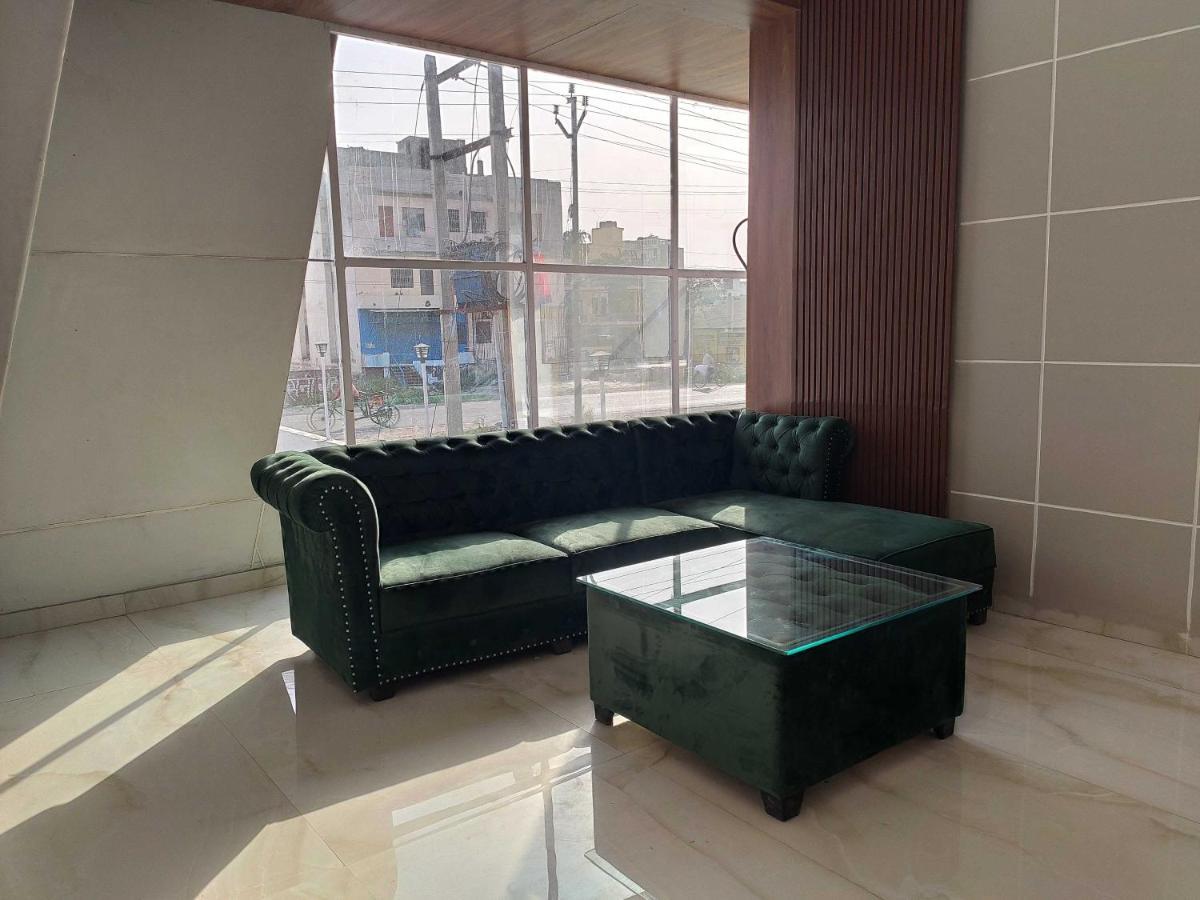 Oyo 92169 Apple Leaf Banquet & Hotel Alīgarh 外观 照片